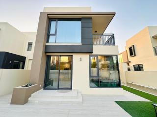 Modern Hassle-Free Living and Fully Furnished - 4