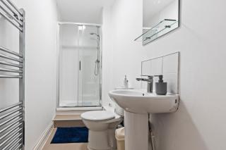 stylish three bedroom apartment newly renovated with brand furnitures Strategically located at Cowley road oxford a walking distance to city centre - 7