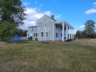 1870s Farmhouse close to I-95 - 4