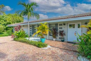 Spacious 4BR 2 5BA Family Retreat Pool Near Beach - 9