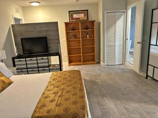 Comfort Suite Fort Myers - 15 Minutes from the Beach - 6
