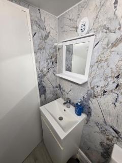 Private Basement Flat - London - 5