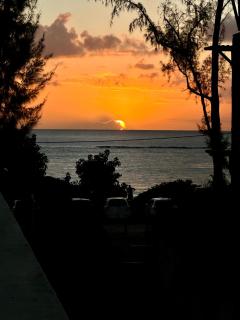 Flic en Flac Beach Escape, Steps to Sea & Balcony Side Sea View - Flic-en-Flac - 3