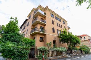 Bright Vatican Suite with Garden View Balcony and Full Kitchen - 6