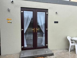 Very Small Remote Budget Detached Room with Private Entrance - - 7