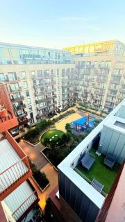 Lovely 2 Bedroom Flat near City Airport London - London - 4