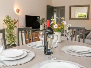 Pass the Keys The Cabin Dog Friendly Haven with Hot Tub Sleeps 4 - Hayfield - 8