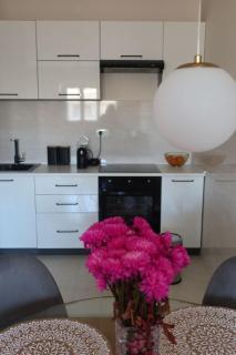 Apartment 82 Central Point - 5