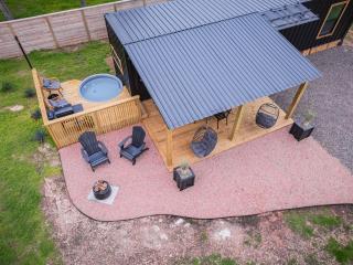 Contained in Gruene - Cowboy Edition - Heated Pool - New Braunfels - 6