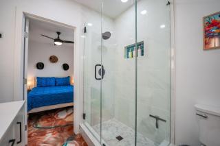 Contained in Gruene - Cowboy Edition - Heated Pool - New Braunfels - 3