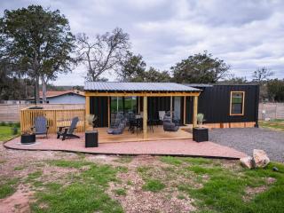 Contained in Gruene - Cowboy Edition - Heated Pool - New Braunfels - 2
