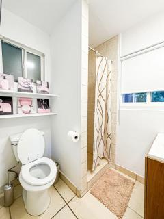 Relaxed and Cozy Poolside Studio - LOU2 - BUR - 5