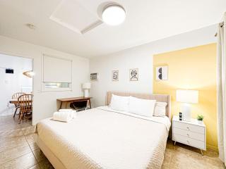 Relaxed and Cozy Poolside Studio - LOU2 - BUR - 2