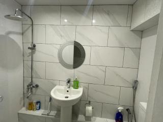 Beautiful Spacious Central 5 Bedroom House 3 Bathrooms - Free Parking - 8