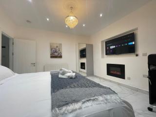 Beautiful Spacious Central 5 Bedroom House 3 Bathrooms - Free Parking - 4