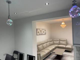 Beautiful Spacious Central 5 Bedroom House 3 Bathrooms - Free Parking - Cardiff - 1