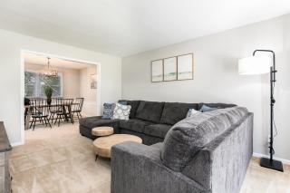 Spacious 6-Bed Luxury Home Near Notre Dame - 1