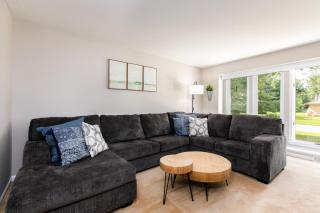 Spacious 6-Bed Luxury Home Near Notre Dame - Granger - 2