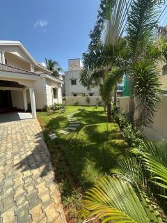 Luxury 5BHK Villa - Madras - 7