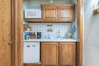 Quiet Getaway with Queen Bed & Wi-Fi - Clarks Summit - 8