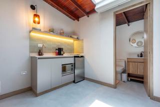 Spacious Laureles Apt-Smart Lock-Queen Bed-AC - Medellín - 9