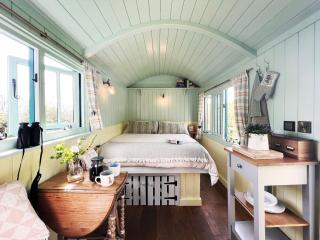 The Hollies Shepherds Hut by The Suffolk Cottage Collection - Sutton - 0