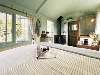 The Hollies Shepherds Hut by The Suffolk Cottage Collection - 4