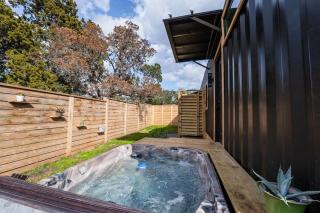 Contained In Gruene Midnight Edition Spa-Outdoor Shower - New Braunfels - 8