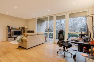 Radiant Relay: Stylish 1-Bed Flat w/ Balcony - 4