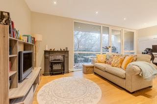 Radiant Relay: Stylish 1-Bed Flat w/ Balcony - 0