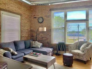 Romantic Gastro Loft Retreat for Two - Benton Harbor - 7