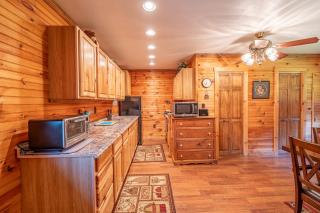 Sleepy Bear Cabin: Perfect for Solo Travelers - 5