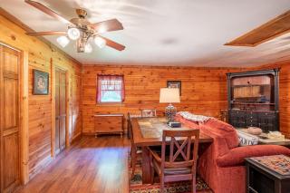 Sleepy Bear Cabin: Perfect for Solo Travelers - 3