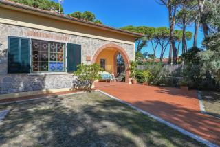 Beach Villa with Private Garden in Marina di Campo - 0