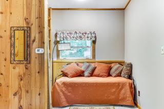 La Crescent Cottage on Minnesota Bluffs with View! - La Crescent - 4