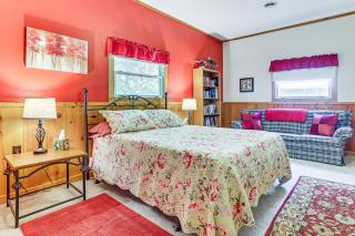 La Crescent Cottage on Minnesota Bluffs with View! - La Crescent - 1