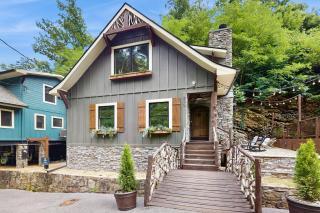 Alpine Creekside Chalet - 7