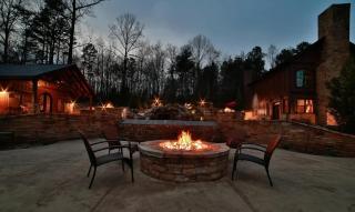 Mountainside Manor l Custom pool & movie theater - Cleveland - 0