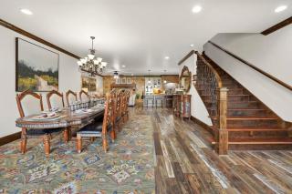 Mountainside Manor l Custom pool & movie theater - Cleveland - 4