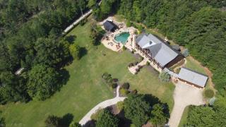 Mountainside Manor l Custom pool & movie theater - Cleveland - 6