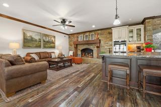 Mountainside Manor l Custom pool & movie theater - 1