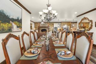 Mountainside Manor l Custom pool & movie theater - Cleveland - 3