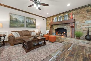 Mountainside Manor l Custom pool & movie theater - Cleveland - 2