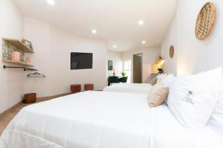 Large Apt-Laureles-Smart Lock-AC-Laundry Service - Medellín - 3