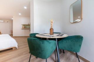 Large Apt-Laureles-Smart Lock-AC-Laundry Service - Medellín - 2