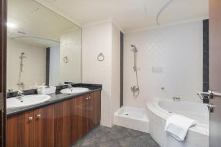 StayShort - Gorgeous 4-Bedroom Apartment Perfect for Families in Dubai Marina - 4