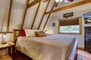 "Hillside Cottage" is minutes to town and to Rocky Top SportsSerene Nature SettingGrillSleeps 6 - 4