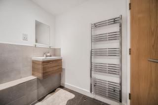 Stylish Urban Retreat With TV and WFH Desk and Fans - Coventry - 4