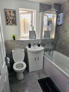 Stylish 3 Bed Home With Garden & Free Parking - Manchester - 4