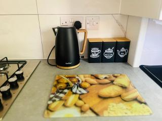 Stylish 3 Bed Home With Garden & Free Parking - 7